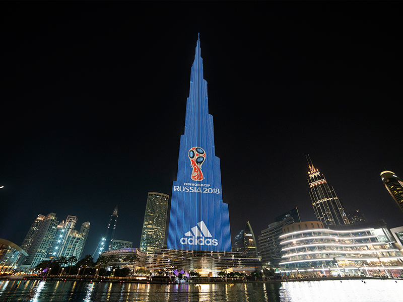 أديداس تصنع ذكريات كأس: تضيء برج خليفة خلال كاس العالم وتعرض حذاء محمد صلاح في متجر أديداس دبي مول